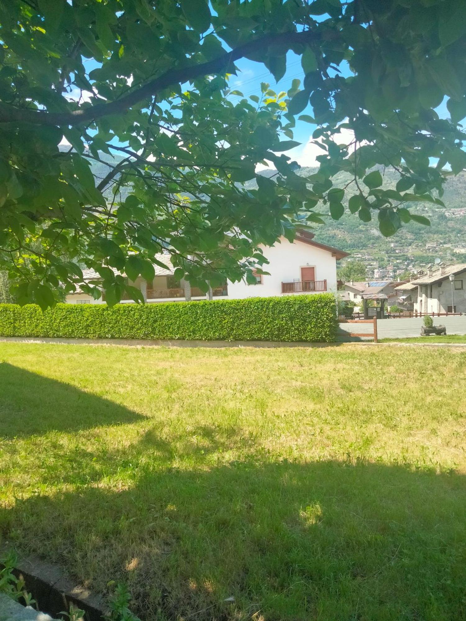 Appartamento Signorile Con Giardino Aosta Eksteriør billede